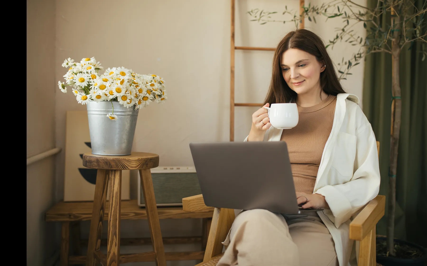Energetikerin arbeitet online am Laptop im Home-Office