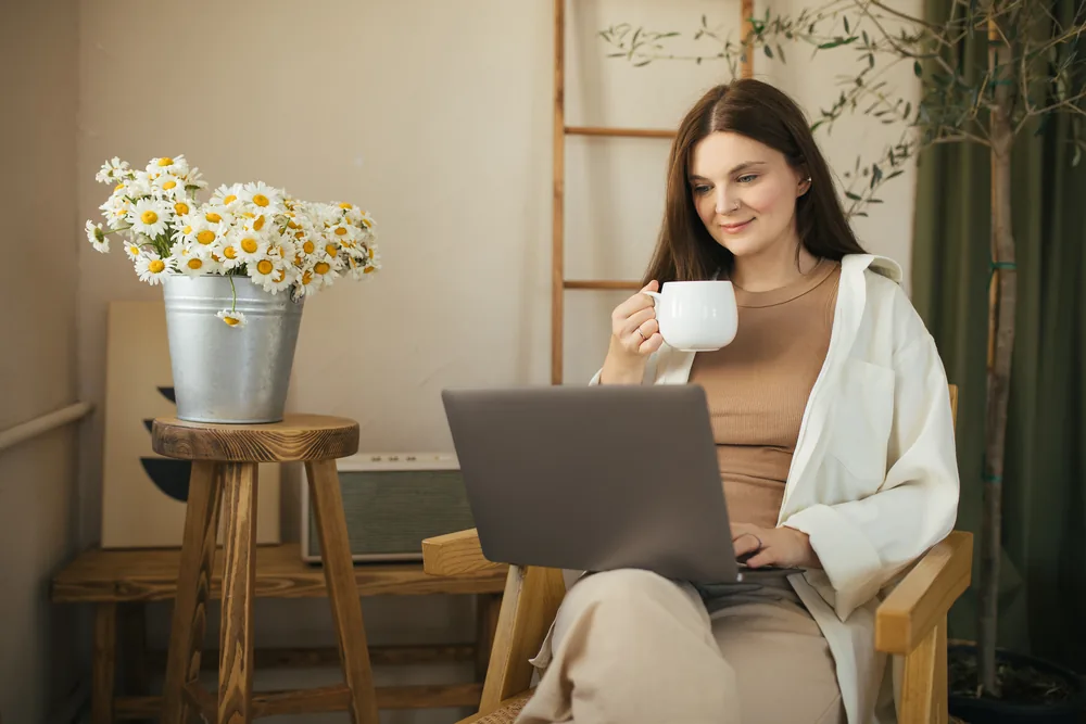 Energetikerin arbeitet online am Laptop im Home-Office